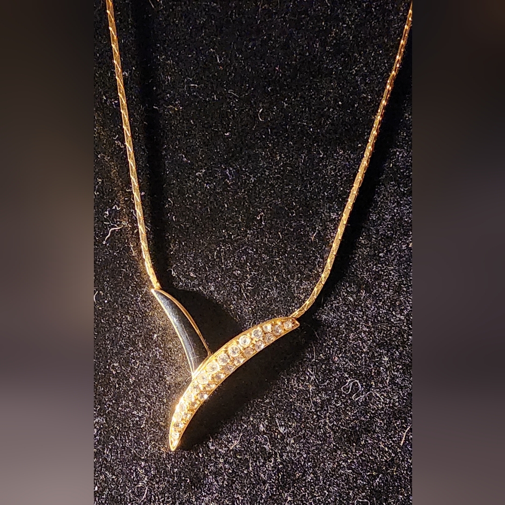 Trifari Gold-Tone V-Shaped Pendant Necklace with Black Enamel & Rhinestone Vtg - Picture 6 of 8